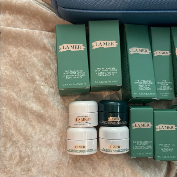 La Mer Skincare Collection with Blue Pouch - Picture 3 of 6